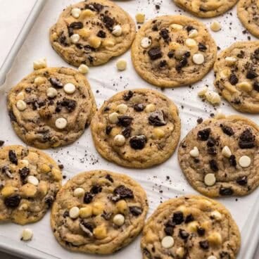 large pan filled with cookies and cream cookies.